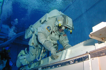 astronauta buceando